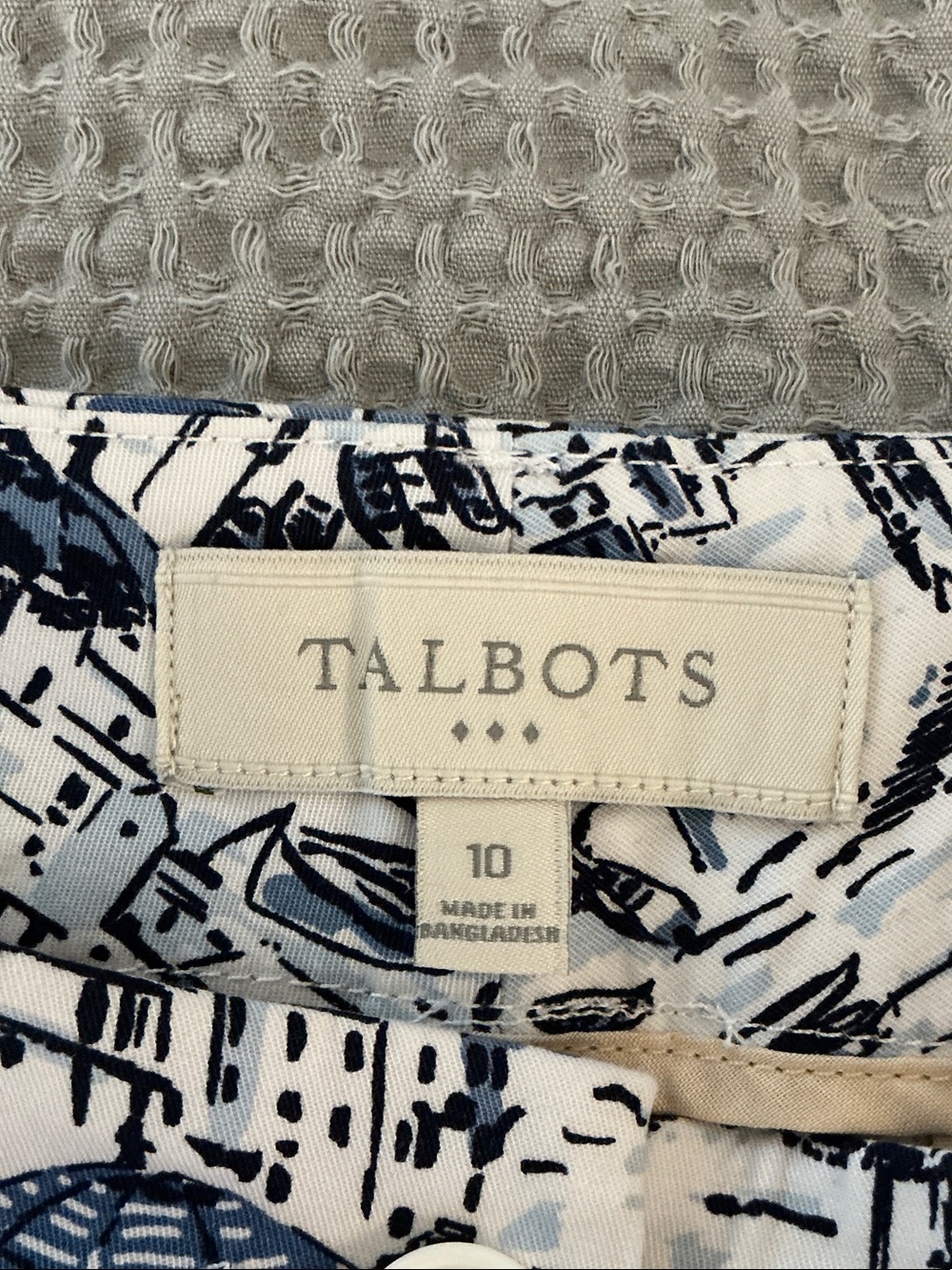Talbots Outlet White and Navy Cotton 7” Shorts size 10 - Picture 3 of 11